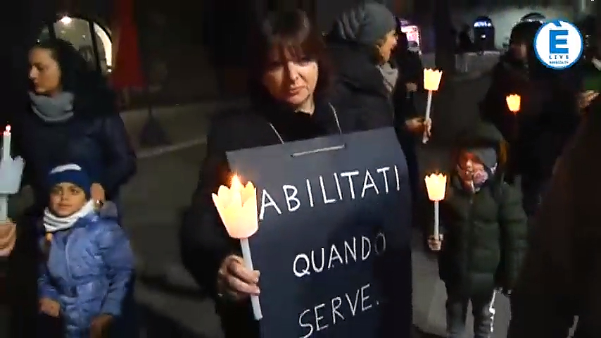 a Brescia le maestre scendono in piazza